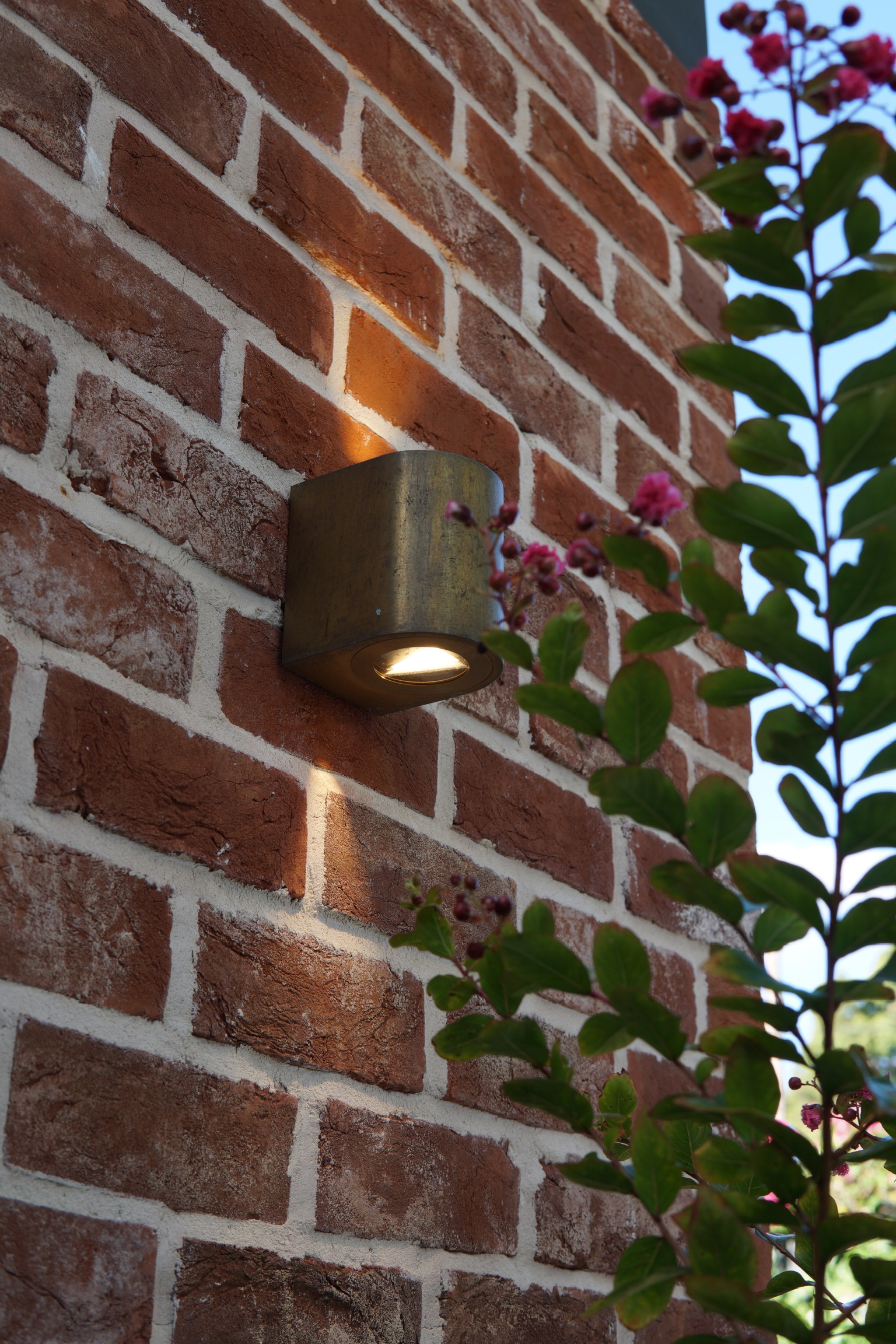 Outdoor wall light